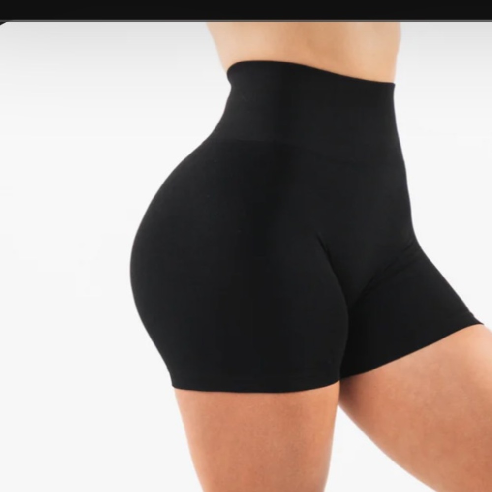 Alphalete amplify shorts In black